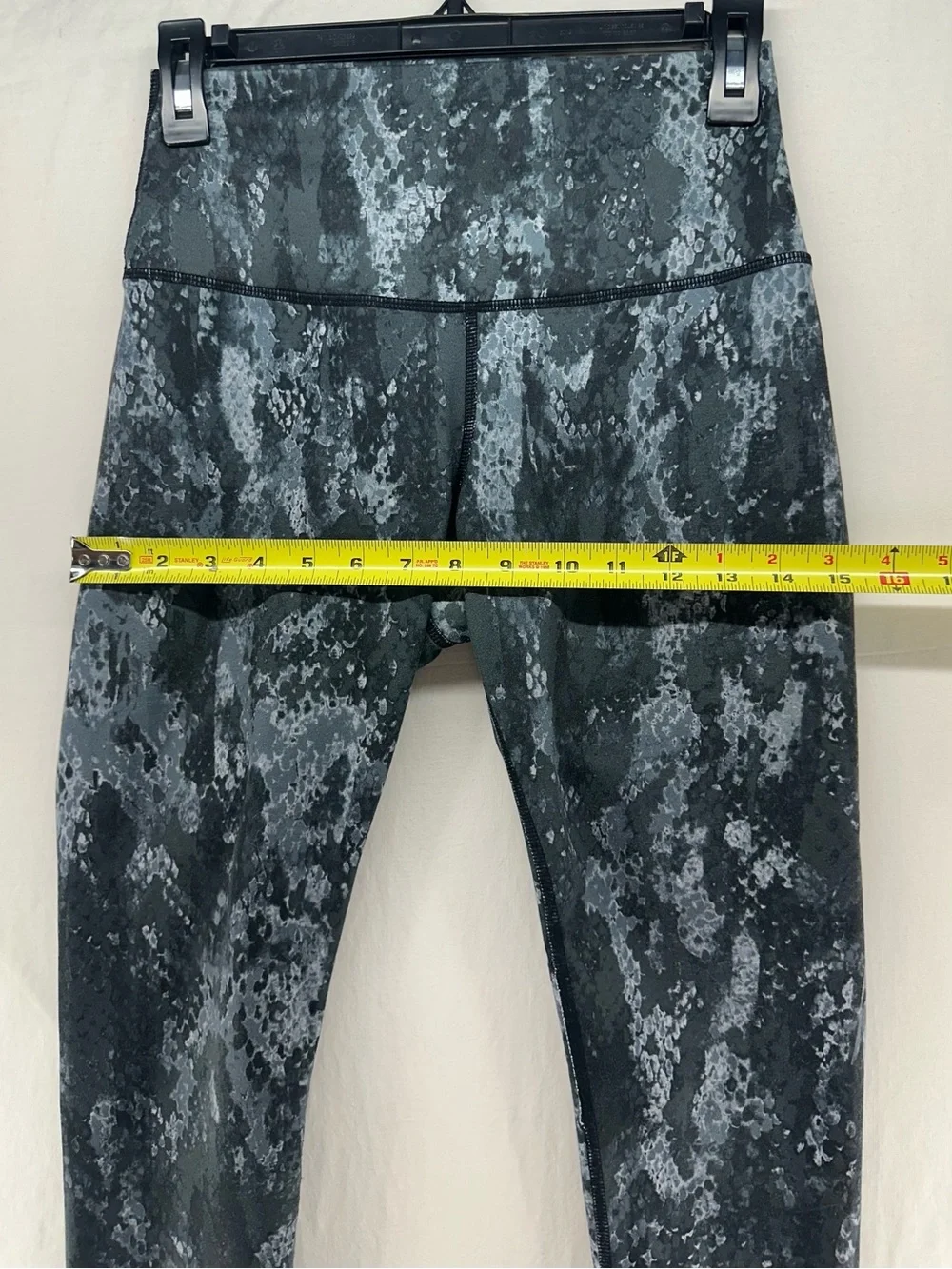 Alo Yoga Legging Airbrush Cropped‎ Capri High Rise Snakeskin Activewear Yoga M